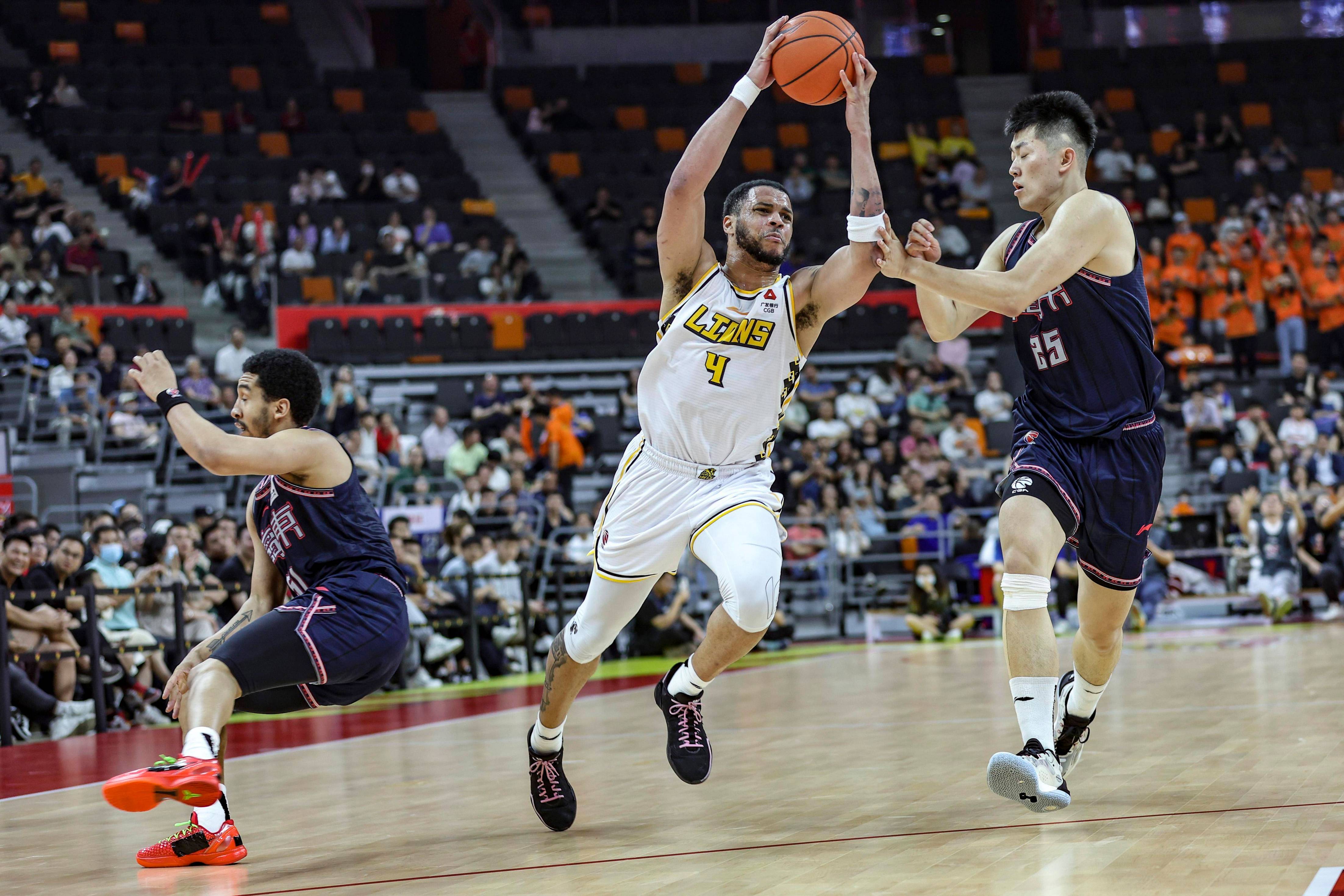 广厦主场大胜山东欲卫东部榜首,气势如虹 广厦主场大胜山东欲卫东部榜首,气势如虹