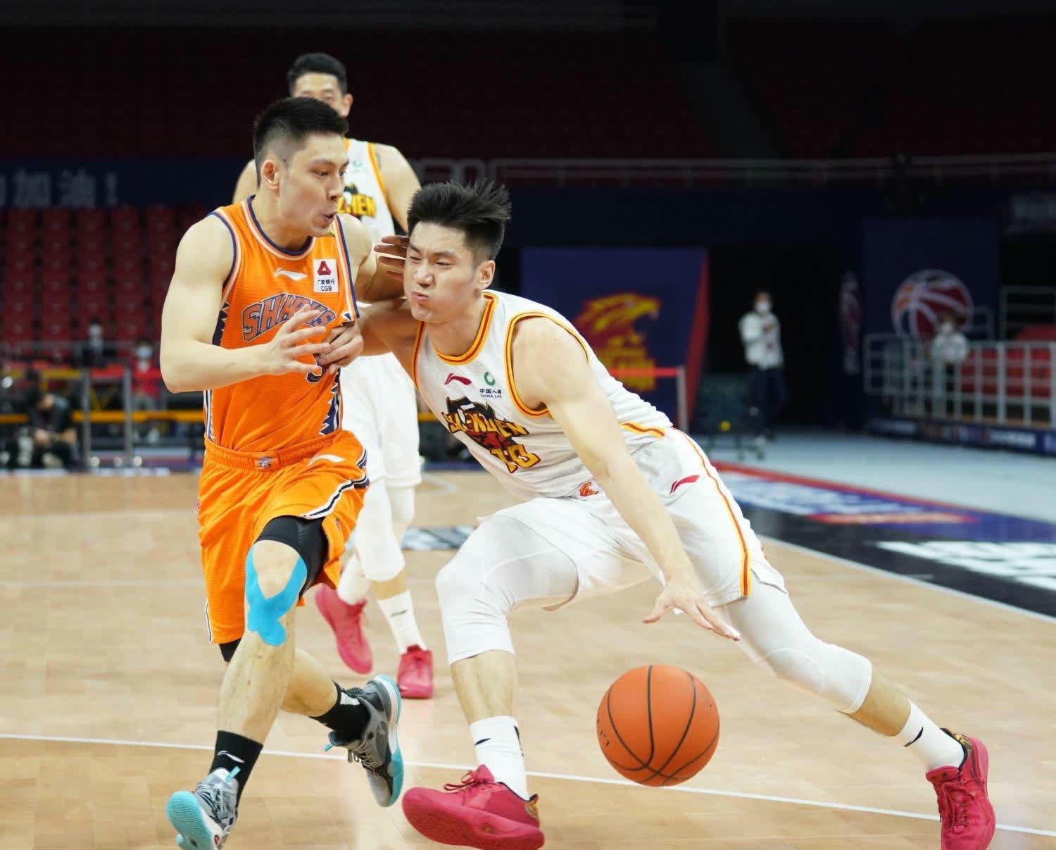 拉维奇表现出色，助球队夺得胜利，稳步上升