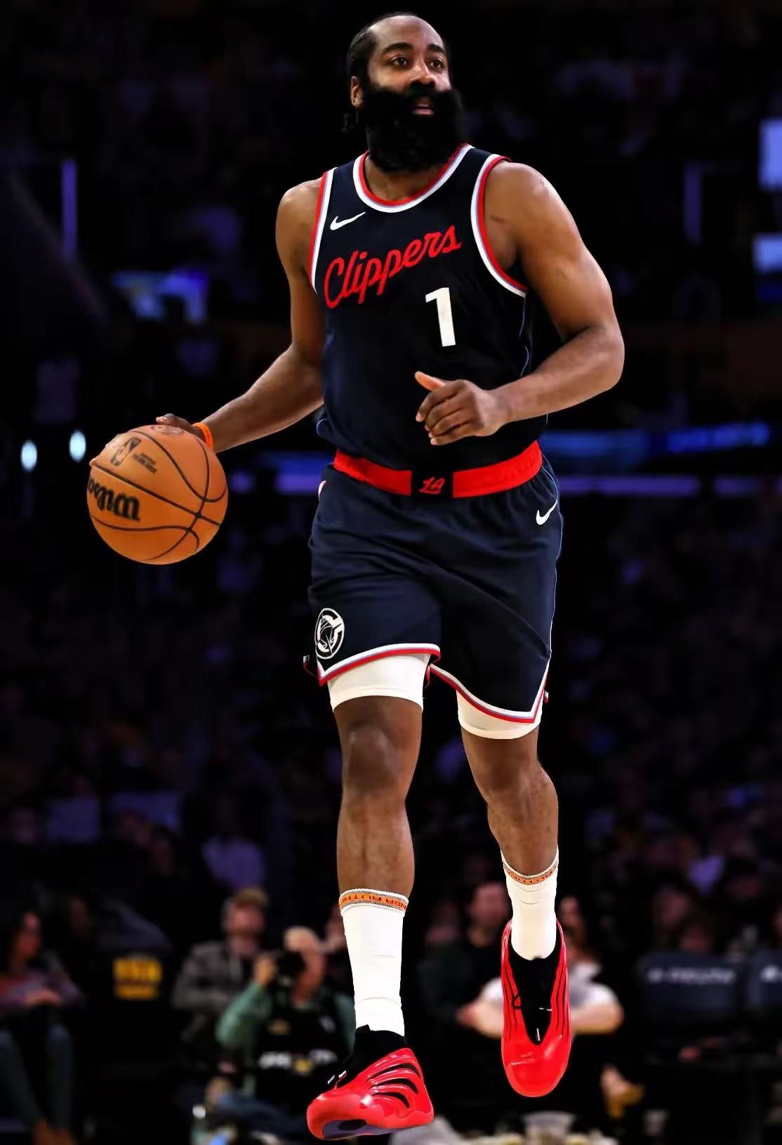 拉维奇表现出色，助球队夺得胜利，稳步上升