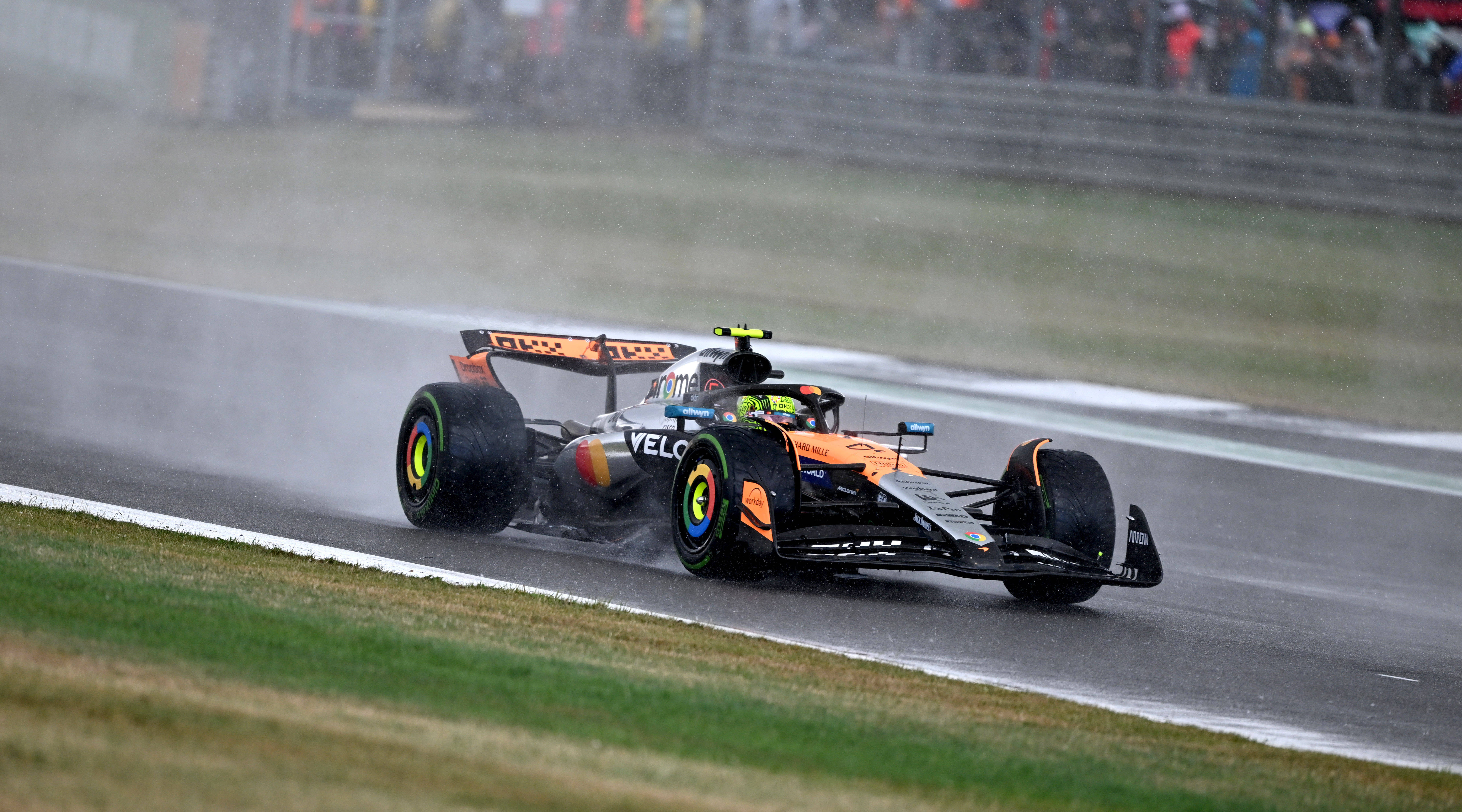 关于红牛车队完胜索伯车队，塞恩斯点燃赛场的信息