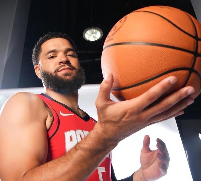 湖人完胜山东队，范弗利特状态火热